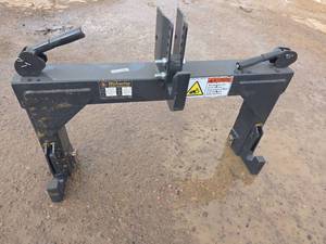 lot 3438 image: Wolverine TR-26-01C Tractor 3-Point Quick Hitch Adapter