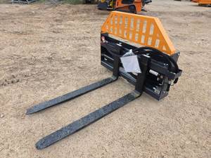 lot 3733 image: Wolverine PFA-11-3300G Hydraulic Pallet Fork Attachment