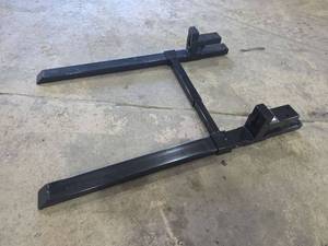 lot 3793 image: Wolverine TF1-66-4000G Adjustable Clip On Pallet Forks