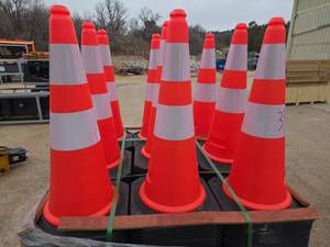 lot 3811 image: 30-inch Landhero Traffic Safety Cones 250 qty