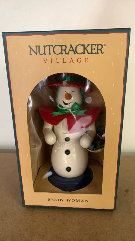 lot 617 image: Vintage Nutcracker Village Snow Woman Figurine GS80