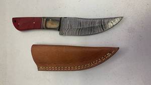 lot 26 image: Handcrafted Damascus Steel Hunting Full tang Knife blade with leather sheath fishing approx 8.5 inches