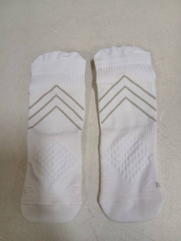 lot 29600 image: Trendoux Athletic Socks White 2 Pairs