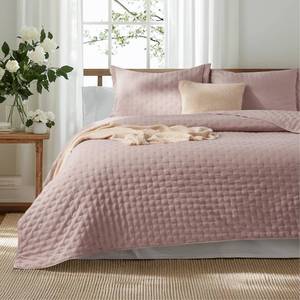 lot 3852 image: Bedsure Quilts Queen Size - Dusty Rose Bedspread Queen Size & Lightweight Comforter, Country Cottage Coverlet with Clover Pattern, Ultra Soft All-Season Bedding, 90 x 96 Inches