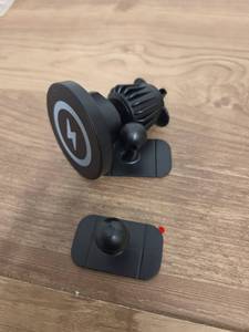 lot 1383 image: Magnetic Car Phone Holder, Vent Clip Car Phone Holder  - Retail $0