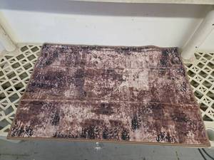 lot 1386 image: Small Area Rug, 3ft x 2ft - Retail $0