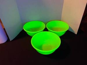lot 5 image: McK Jadeite uv reactive mixing bowls set of three