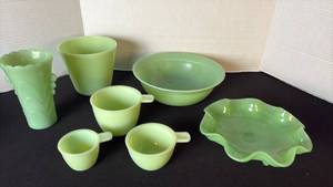 lot 7 image: Jadeite mid-century uv reactive glass unmarked pieces
