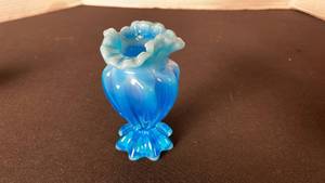 lot 17 image: Vintage aqua opalescent glass vase toothpick holder