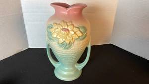 lot 26 image: Hull Art waterlily dual handled vase