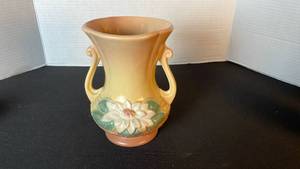 lot 27 image: Hull Art waterlily dual handled vase