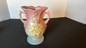 lot 31 image: Hull Art Pottery magnolia dual handled vase