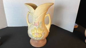 lot 33 image: Hull Art Pottery magnolia dual handled vase