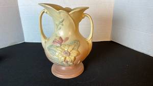 lot 34 image: Hull Art Pottery magnolia dual handled vase