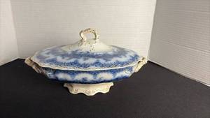 lot 49 image: Antique Flo Blue covered casserole dish