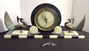 French Art Deco mantel clock, circa 1930s, made of marble and brass comes with key