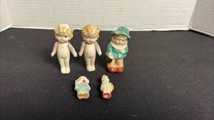 lot 85 image: Antique penny dolls of various sizes