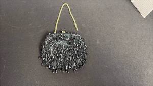 lot 101 image: Vintage beaded evening purse