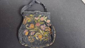 lot 102 image: Vintage beaded evening purse