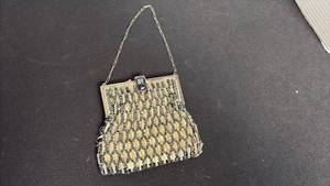 lot 103 image: Vintage beaded evening purse
