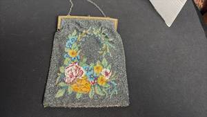 lot 104 image: Vintage beaded evening purse