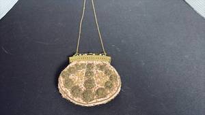 lot 106 image: Vintage beaded evening purse