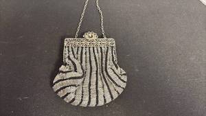 lot 107 image: Vintage beaded evening purse