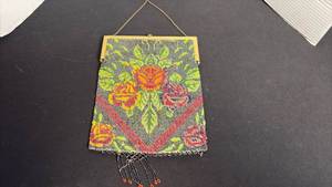 lot 108 image: Vintage beaded evening purse
