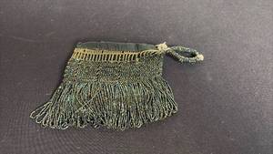 lot 109 image: Vintage shaggy beaded handbag with carnival glass beads