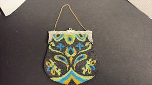 lot 112 image: Vintage beaded evening purse
