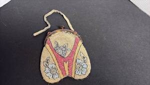lot 113 image: Vintage beaded evening purse