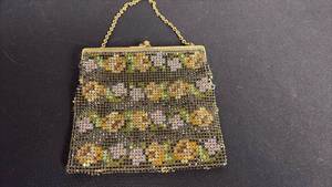 lot 114 image: Vintage beaded evening purse