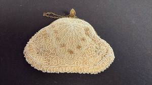 lot 117 image: Vintage beaded evening purse