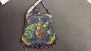 lot 119 image: Vintage beaded evening purse