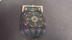 lot 120 image: Vintage beaded evening purse