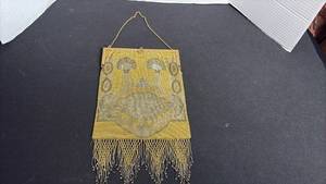 lot 121 image: Vintage beaded evening purse