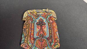 lot 122 image: Vintage beaded evening purse with broken handle
