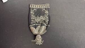 lot 125 image: Vintage beaded evening purse
