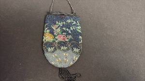 lot 126 image: Vintage beaded evening purse