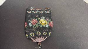 lot 127 image: Vintage beaded evening purse