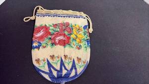 lot 128 image: Vintage beaded evening purse