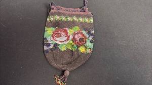 lot 129 image: Vintage beaded evening purse