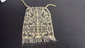 lot 130 image: Vintage beaded evening purse