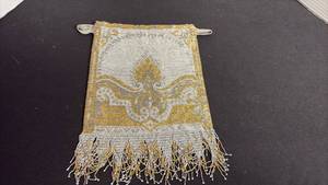 lot 131 image: Vintage beaded evening purse
