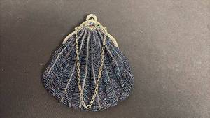 lot 132 image: Vintage beaded evening purse