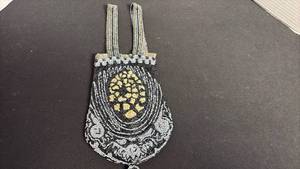 lot 133 image: Vintage beaded evening purse