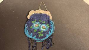 lot 135 image: Vintage beaded evening purse