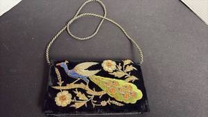 lot 139 image: Vintage beaded evening purse