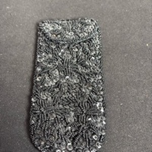 lot 140 image: Vintage beaded evening purse