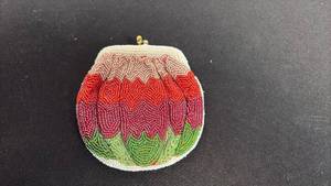 lot 141 image: Vintage beaded coin purse
